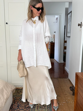 Load image into Gallery viewer, Montaigne Oversized Boyfriend Shirt in Linen (one size)