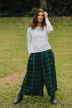 Load image into Gallery viewer, Ralph Green &amp; Black Plaid Linen Culottes